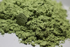 Green botanical powder illustrating kratom alkaloid content and healing properties