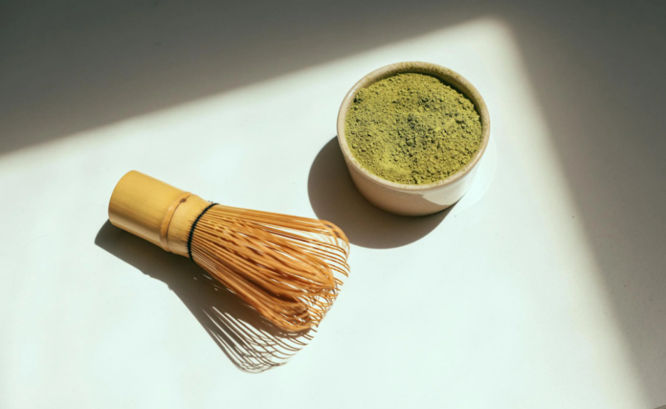 Matcha powder in a bowl representing concentrated kratom extract before purchase evaluation